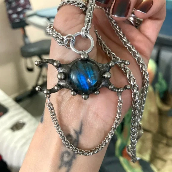 Dark blue iridescent labradorite stone triple moon charm boho goth necklace - Picture 6 of 12